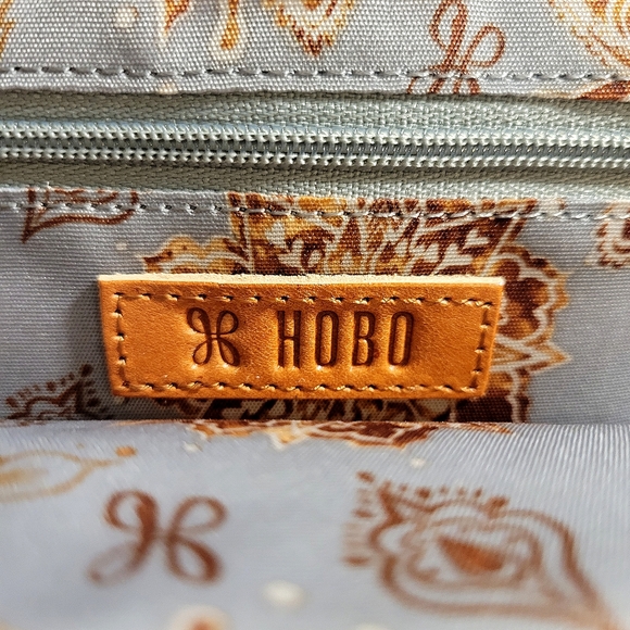 NWT HOBO LE Lauren Wallet/Clutch Silver Metallic Leather - Picture 4 of 10